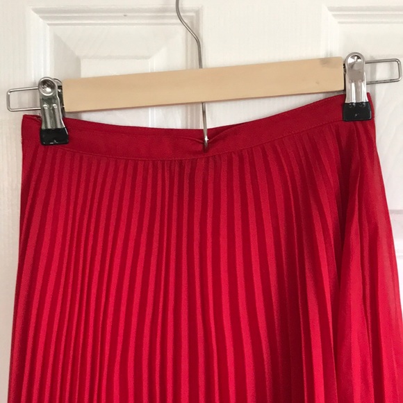 Red chiffon pleated skirt - Picture 2 of 4